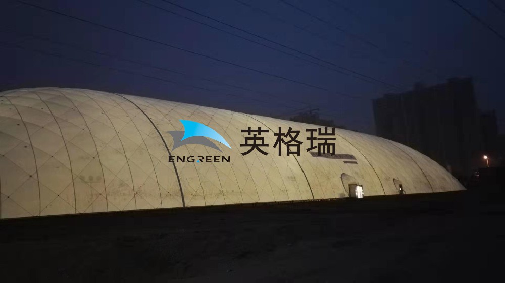 全封閉式的環(huán)保倉儲系統(tǒng)，在對露天煤場進行封閉處理時，能做到對煤炭揚塵隔離
