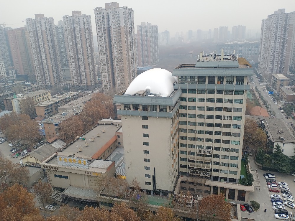 樓頂氣膜體育館是一種新型的體育場館建筑，在未來的發展中有著廣闊的前景